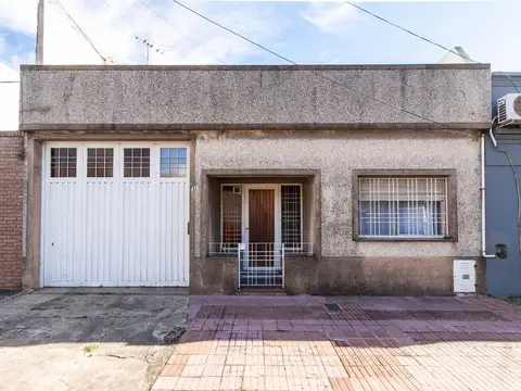 Casa 3 amb .Sarandí. c/ entrada y garage camiones