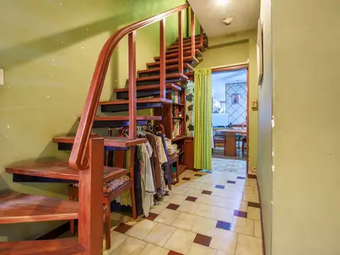 Casa 6 ambientes con 2 baños