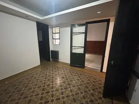 Alquilo Casona 200 m², 5 Ambientes, 2 Baños, Cocina, Patio y Gas