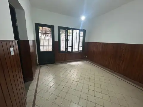 Alquilo Casona 200 m², 5 Ambientes, 2 Baños, Cocina, Patio y Gas
