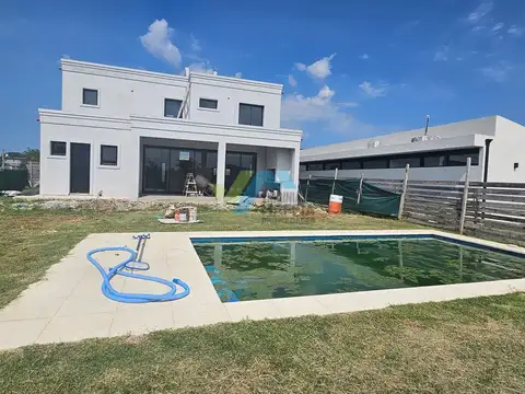 Casa 6 ambientes con 4 baños