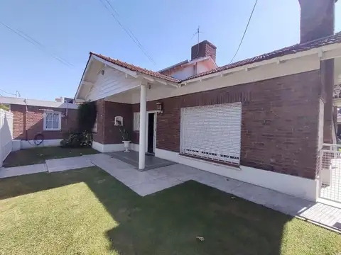 CHALET SOBRE 2 LOTES CON PISCINA Y QUINCHO