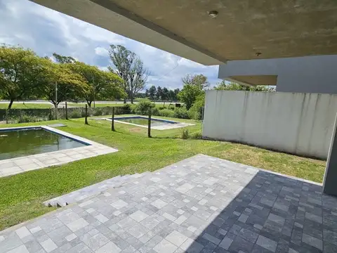 Dúplex sobre Av. Costanera, con vista al rio, dos dormitorios en suite, con pileta y jardín