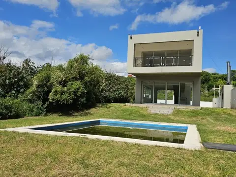 Dúplex sobre Av. Costanera, con vista al rio, dos dormitorios en suite, con pileta y jardín