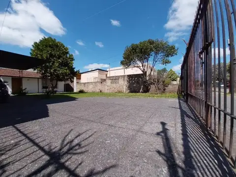 Casa en Venta con 4 cocheras