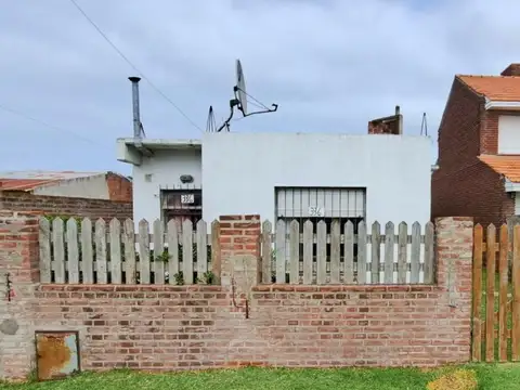 VENTA - CASA   DEPTO. y gran ESPACIO VERDE. LOTE  375 m2 en Miramar, Costa Atlántica, Buenos Aires