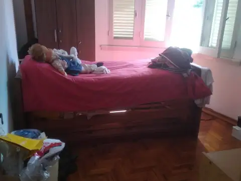 DEPARTAMENTO EN MUY BUEN ESTADO, SEGUNDO PISO POR ESCALERA