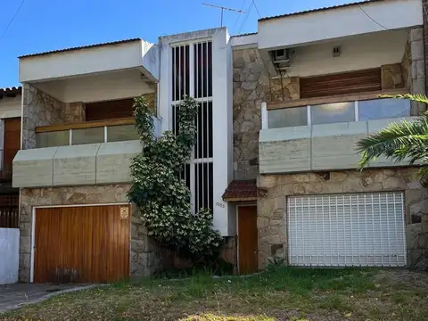 Castelar Venta Chalet 4 ambientes con parque