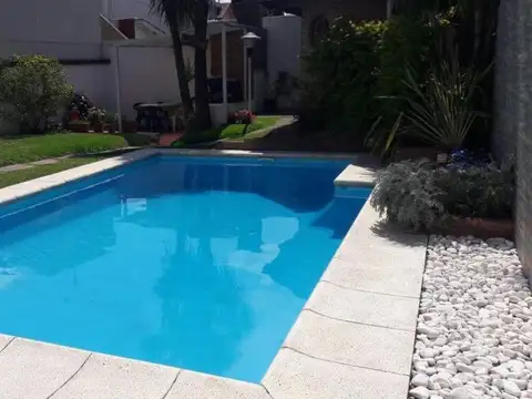 Castelar Venta Chalet 4 ambientes con parque