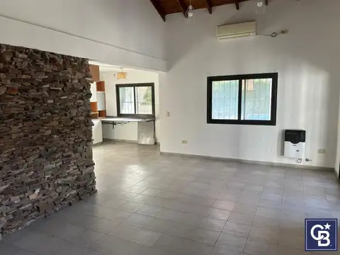 Casa en Alquiler con 2 cocheras