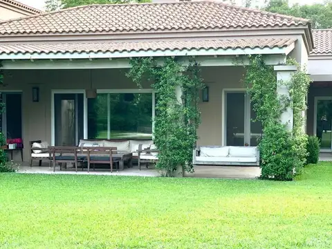 Casa en Alquiler con 3 cocheras