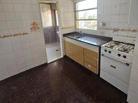 Bv. Avellaneda 700 bis, luminoso departamento excelentes vistas, buen estado.