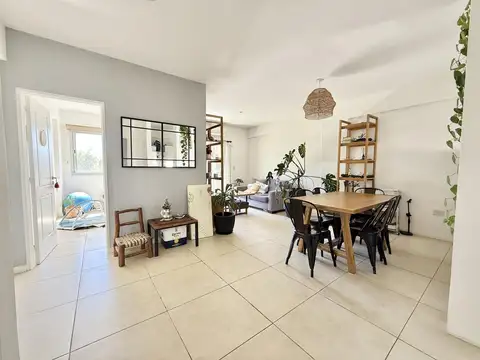 Luminoso departamento de 3 ambientes con balcón, parrilla y doble cochera en Beccar