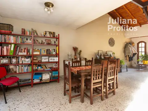 Casa 6 ambientes con 2 baños