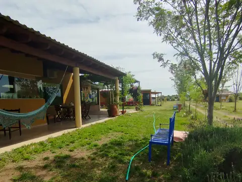 Complejo turístico en funcionamiento – 4 cabañas – 8.485 m² – Cuadro Nacional