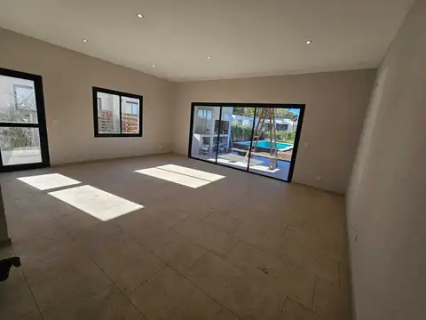 Casa 4 ambientes con 2 baños