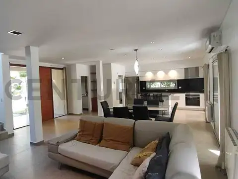 Casa en Venta con 5 cocheras