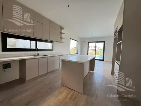 Venta - Casa 6/Seis Ambientes, a la laguna, Balcón, Jardín - Laguna Grande, Villanueva
