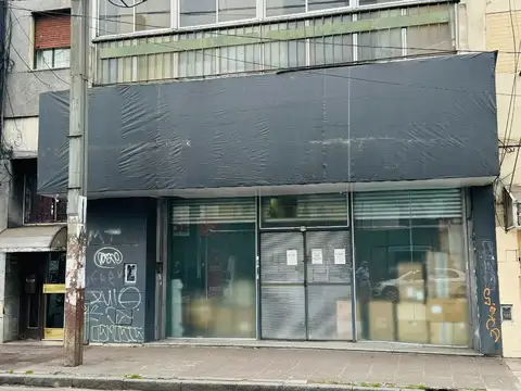 LOCAL COMERCIAL MORON CENTRO 8.30 X 43.00. EXCELENTE UBICACION