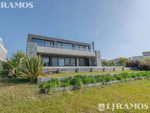 Casa 8 ambientes con 4 baños