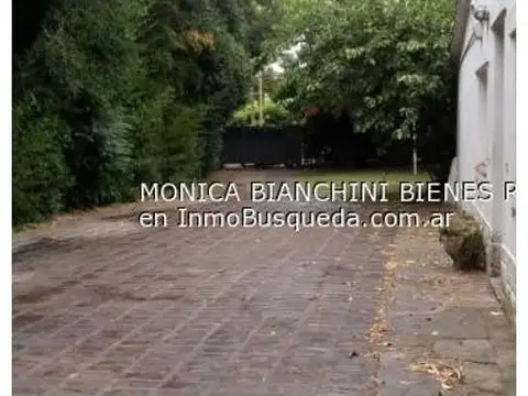 Casa 11 ambientes con 2 baños