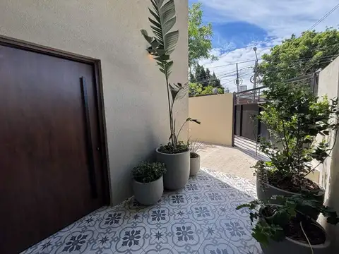 VENTA CASA 4 AMB COCHERA JARDIN PARRILLA