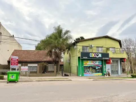 Propiedad En Esquina Comercial Con Importante Renta: Casa + Quincho + 2 Locales + 2 Departamentos Centro De Los Cardales