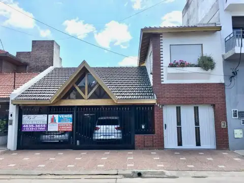 CASA EN VENTA 4 AMBIENTES EN LOMAS DEL MIRADOR, 3 COCHERAS, FONDO MAS PARRILLA