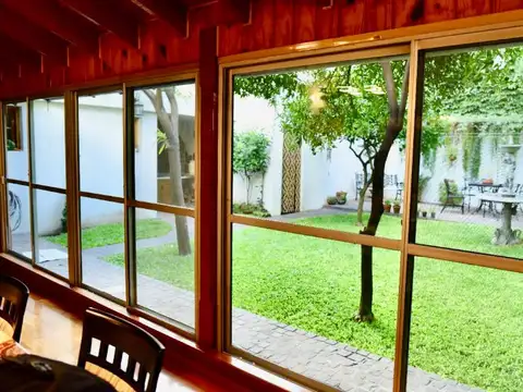 CASA EN VENTA 4 AMBIENTES EN LOMAS DEL MIRADOR, 3 COCHERAS, FONDO MAS PARRILLA