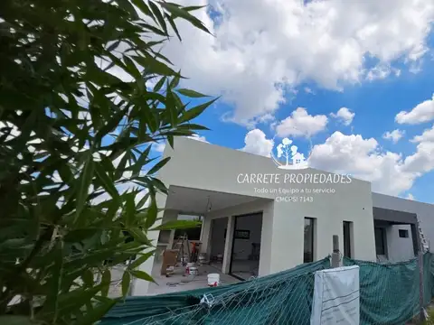 Casa venta de 4 amb. lote central con Fondo a Verde. Barrio Santa Lucia. Pilar 100