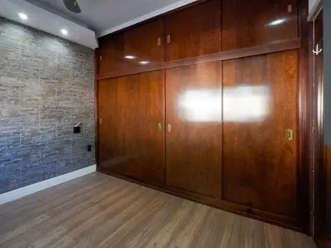 Casa en Alquiler con 2 cocheras