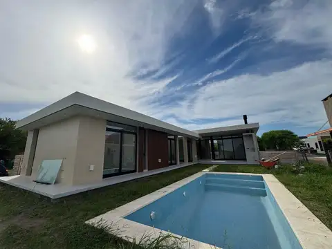 Venta de casa en una planta con pileta - SAN RAMIRO PILAR DEL ESTE