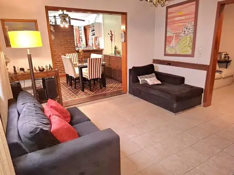 Casa 5 ambientes con 3 baños