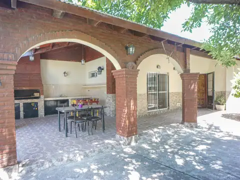 Casa en Venta con 2 cocheras