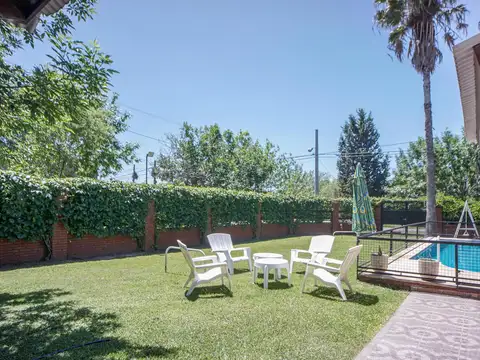 Casa 9 ambientes con 2 baños