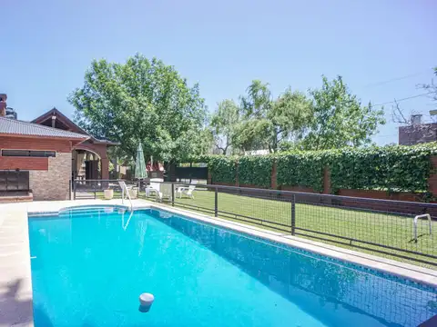 Venta Funes Casa 2 Dormitorios Pileta Acceso Desde Autopista Excelente Orientación