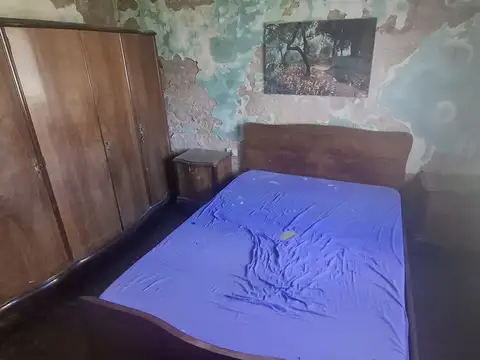 Casa con dpto al fondo, todo a reciclar apta dos familias en Castelar Sur