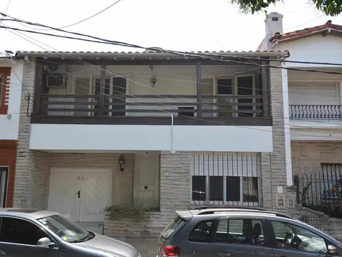 Chalet  en 2 plantas 4 dormitorios, con garaje, a 3 cuadras Maipú y Melo