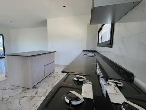 Casa 4 ambientes con 2 baños