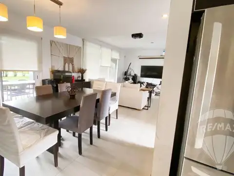Casa en Venta con 3 cocheras