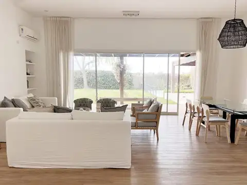 Casa en Alquiler con 2 cocheras