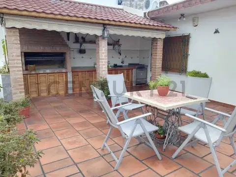 CASA EN VENTA 5 AMBIENTES CON DOS TERRAZAS, QUINCHO y COCHERA, APTO CRÉDITO.