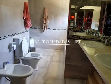 Casa en Venta con 3 cocheras