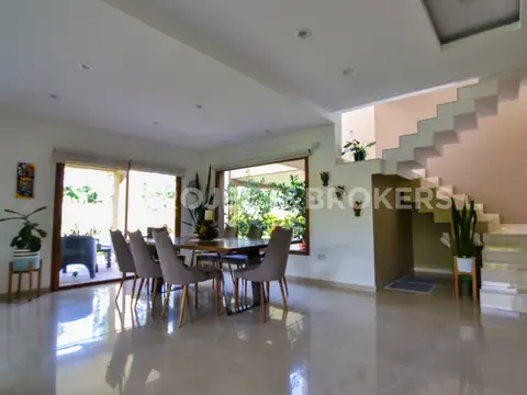 Casa 6 ambientes con 4 baños