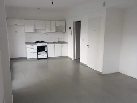 Hermoso departamento con 5 años, en semi piso de un ambiente divisible al frente con balcón terraza.