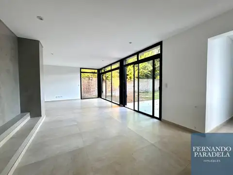 Casa en Venta con 2 cocheras