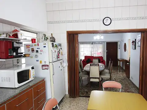 Casa 4 ambientes con 2 baños