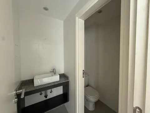 VENTA MODERNA OFICINA EN MACROCENTRO CON RENTA INCLUIDA Y COCHERA