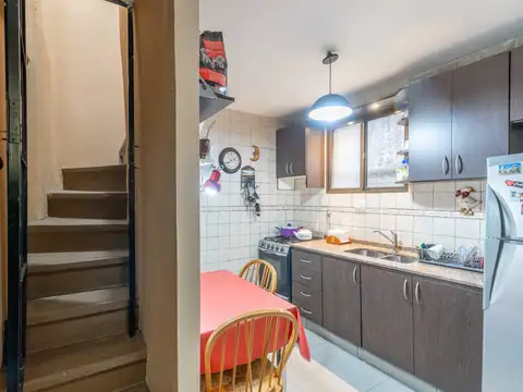 TIPO CASA DE 3 AMBIENTES, CON TERRAZA, ENTRADA INDEPENDIENTE.