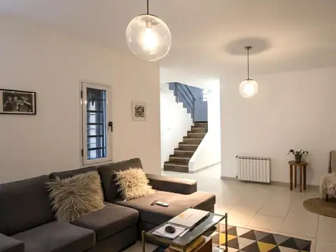 Casa 4 ambientes con 2 baños